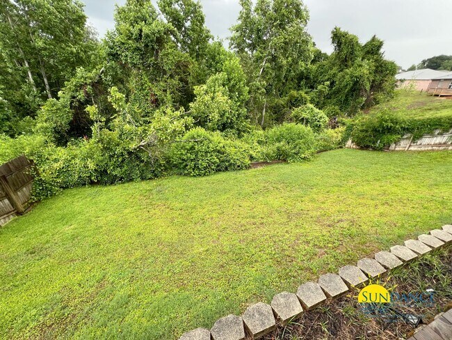 Building Photo - Charming 3-Bedroom + Office Home in Crestview, Prime Location Near I-10 & FL-85!
