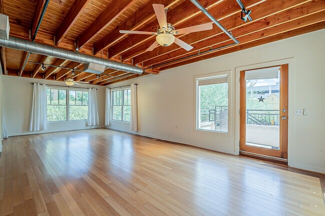 Building Photo - Live Downtown! Move Right In!