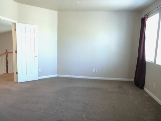 Building Photo - Gorgeous Golden Valley aHome