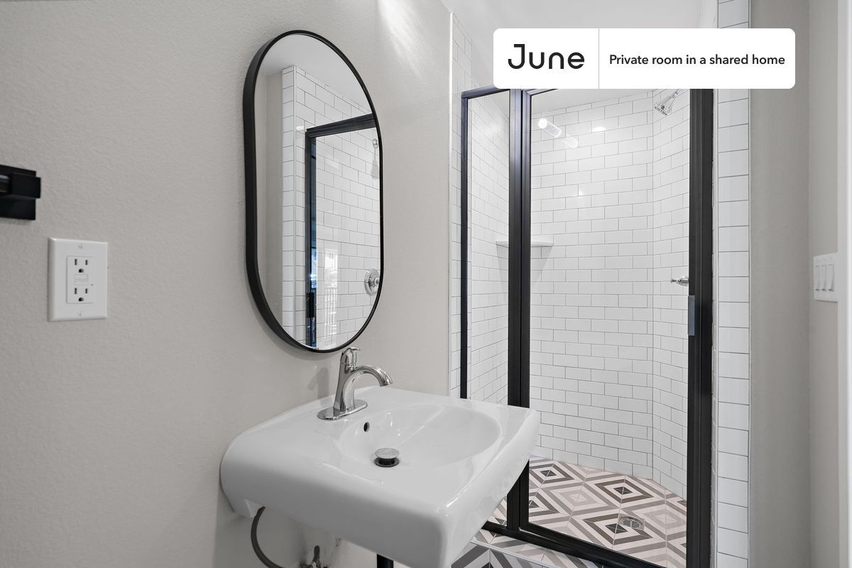 Building Photo - Room in Shared 5 bed/5 bath home in Boyle Heights