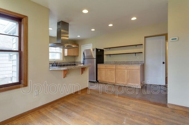 Building Photo - 1644 N Willamette Blvd