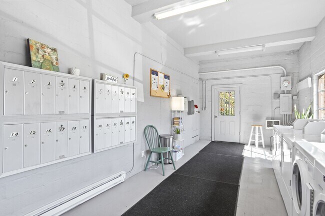 Building Photo - 1 Bed/1 Bath with River Views! Riviera Ridge Apartments