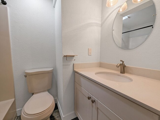 Building Photo - Cozy 1-Bedroom with Bonus Room and Modern Touches in Prime West Seattle Location