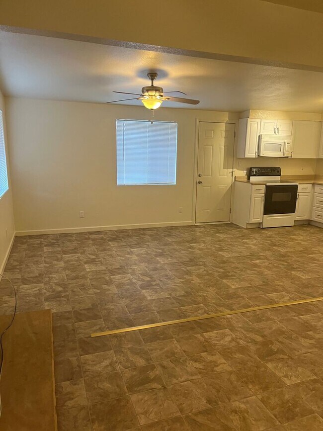 Building Photo - 400 W Arrowhead Dr