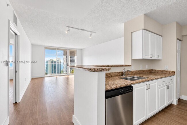 Building Photo - 1155 Brickell Bay Dr