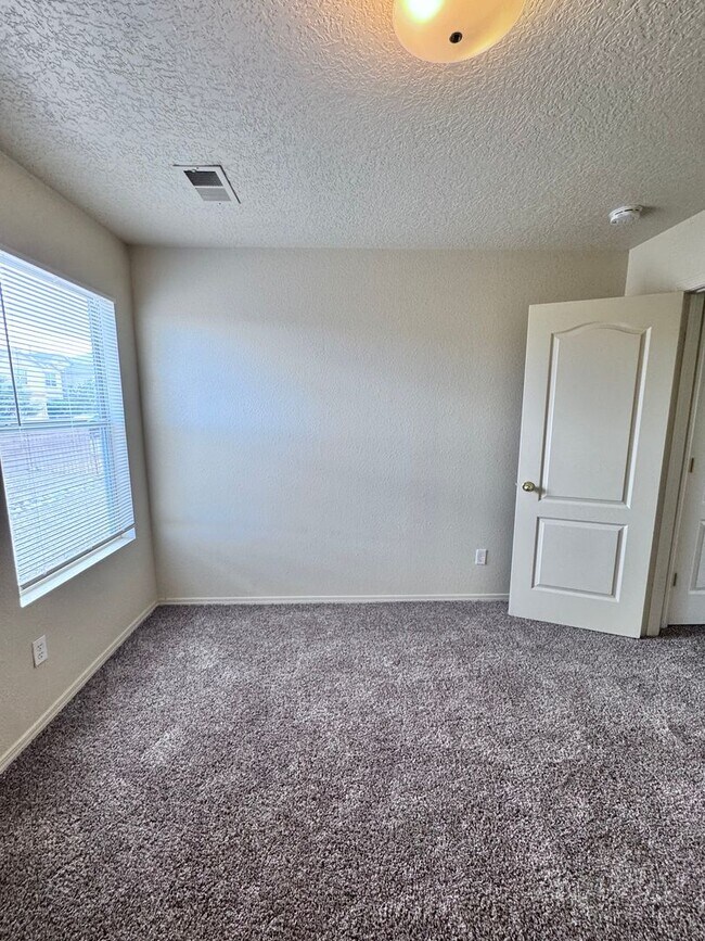 Building Photo - 760 Deerbrush Ct SW