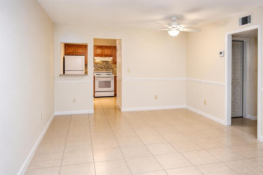 Building Photo - 11000 Royal Palm Blvd