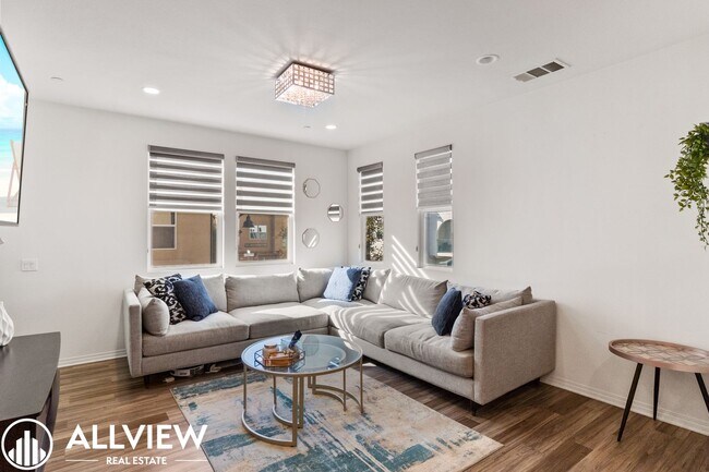Building Photo - Bright & Upgraded 2 bedroom Anaheim Townhome in Prime Location!