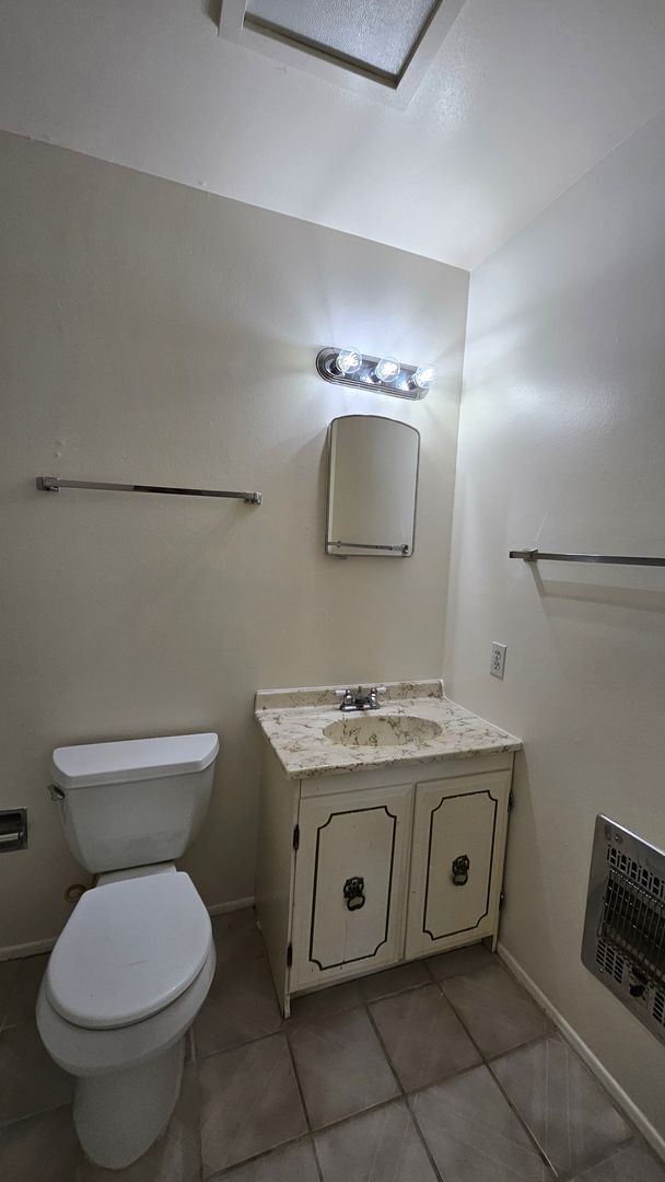 Building Photo - 3 Bed 2 Bath