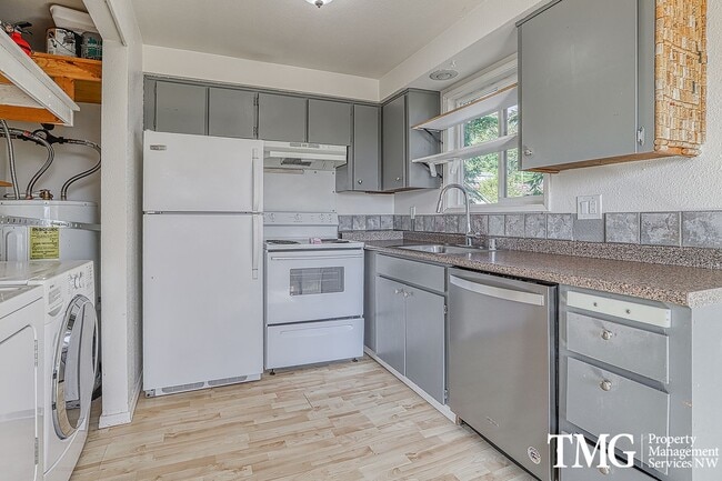 Building Photo - Cozy 2 bed 1 bath Pet Friendly Condo in Ca...