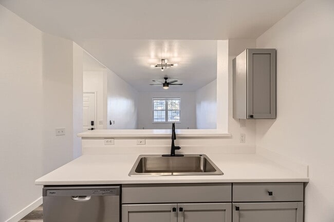 Building Photo - **Fully Updated 2-Bedroom Condo with New Appliances!**