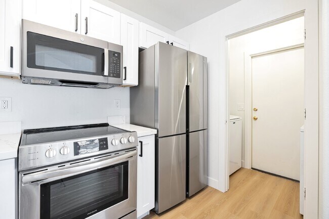 Building Photo - Beautiful home in gated community in Ahwatukee now available!