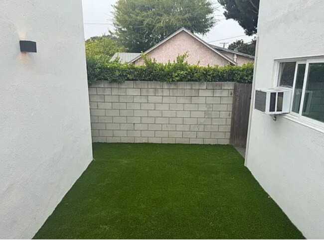 Building Photo - 331 W Windsor Rd