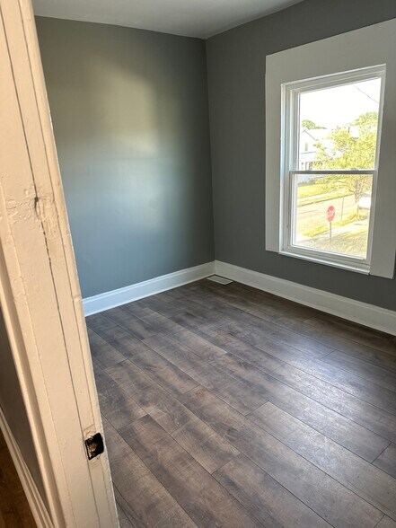 Building Photo - 629 Sheldon Ave