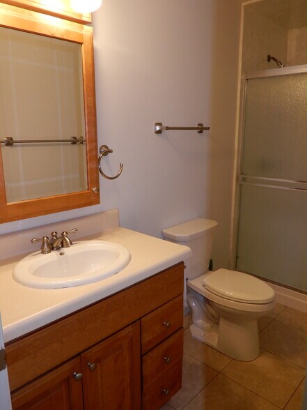 Bathroom - 117 S Kistler St