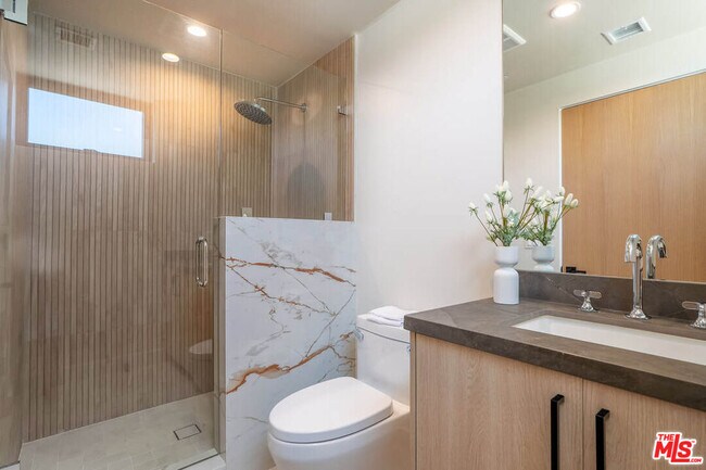 Building Photo - 1863 Barry Ave