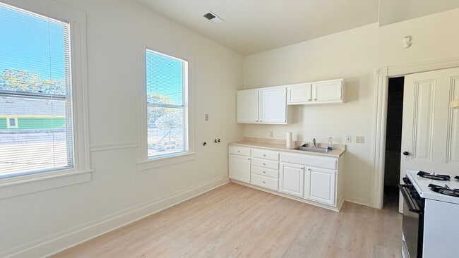 Building Photo - 1545 Lincoln Ave