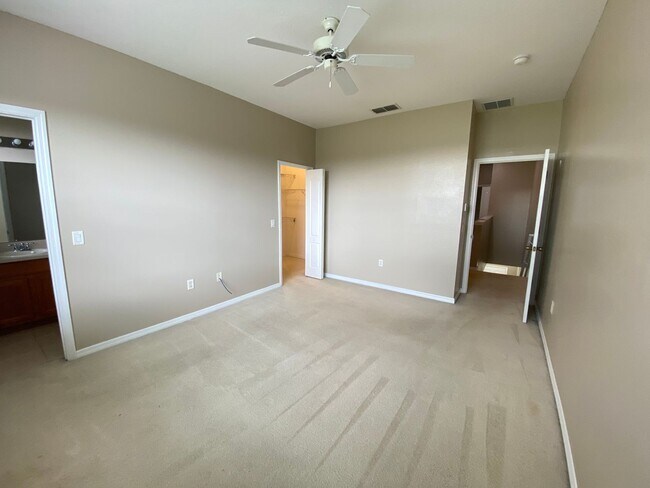 Building Photo - 3/2.5  Davenport Townhouse