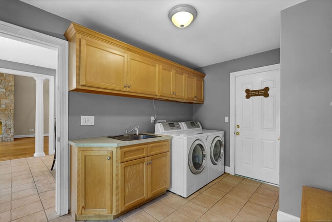 Building Photo - 244 Watch Hill Rd