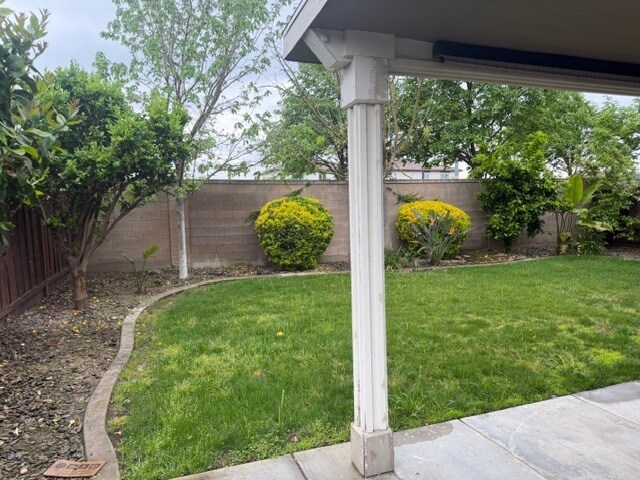 Building Photo - 4 bedroom 2.5 baths: formal living/dining