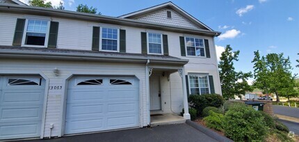 Building Photo - Greenley Oaks Townhome