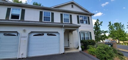 Building Photo - Greenley Oaks Townhome