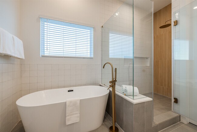 Building Photo - 412 N Nagle St