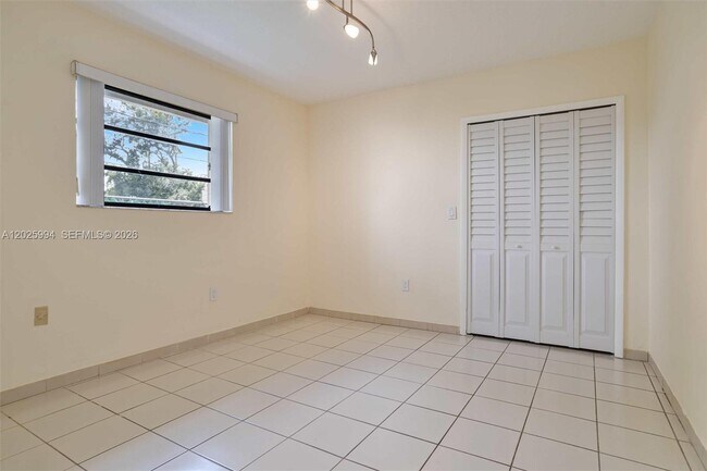 Building Photo - 337 Grand Canal Dr