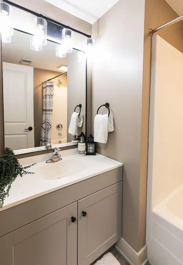 Building Photo - 2535 Saint Thomas Dr