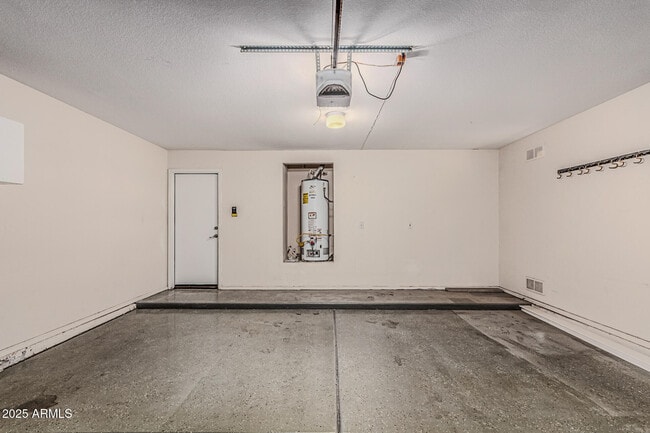 Building Photo - 6410 W Buckskin Trail