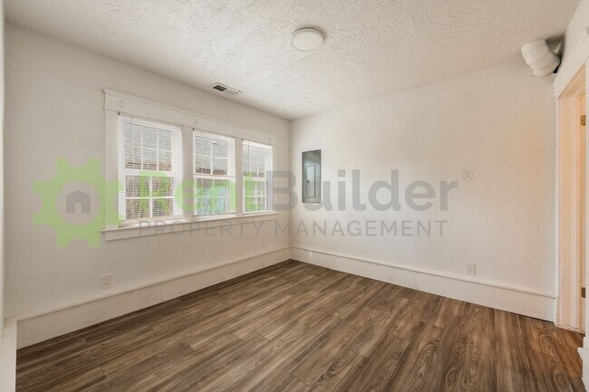 Building Photo - PERFECT HOME FOR STUDENTS OR PROFESSORS IN THE UNM AREA!!