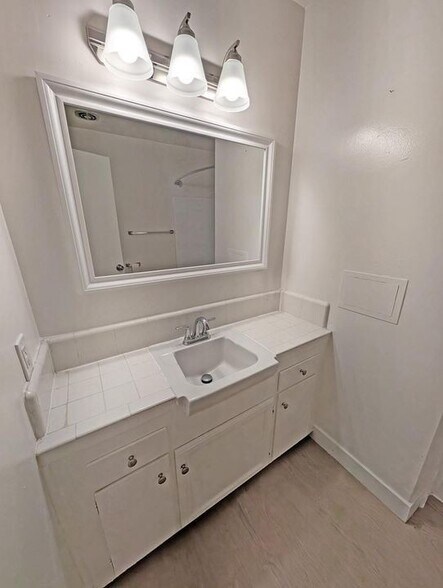 Building Photo - 225 Montana Ave