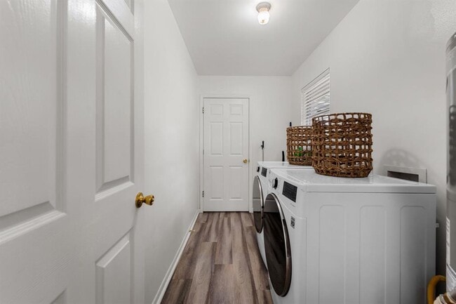 Building Photo - 7105 Lilac Ln