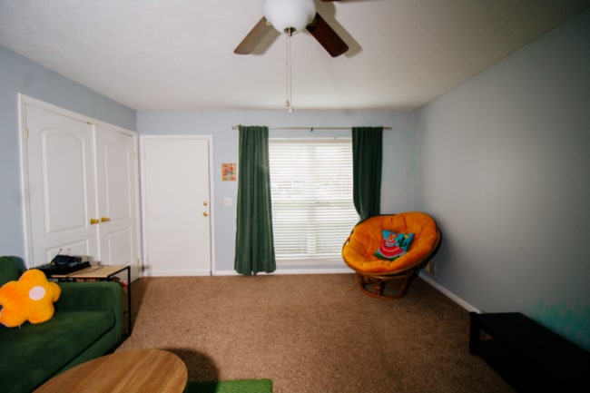 Building Photo - 1905 N Larkspur Dr