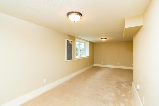 Building Photo - Updated and Fresh 3  Bedroom 2 Bath in Des...