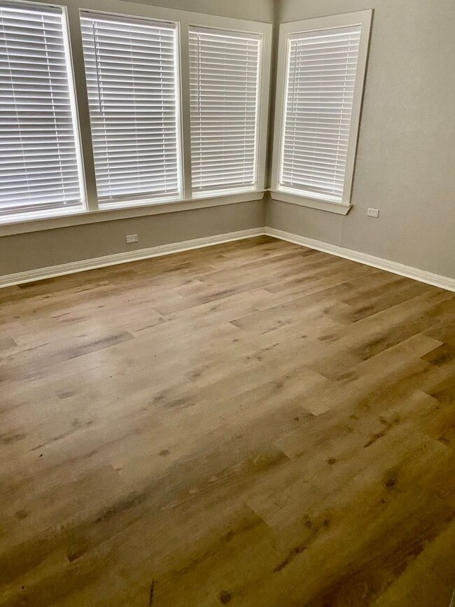 Building Photo - Cute 3/2 on a Corner Lot!