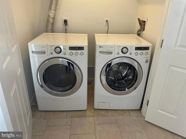 Building Photo - 6330 James Harris Way