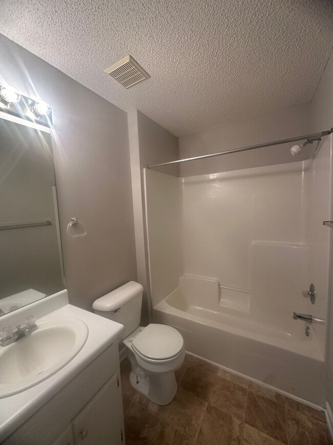 Building Photo - Foxhill Commons!!  NEW CARPET..1/2 OFF 1M RENT WITH 18M LEASE