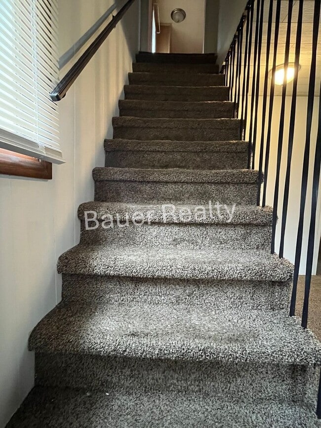 Building Photo - 3 -4 Bedroom Home Near Brookside Park