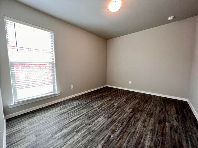 Building Photo - 2118 N Texas Ave