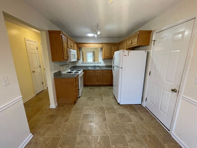 Building Photo - Nice Brick 3/2 House in Garden Lakes- $1,495