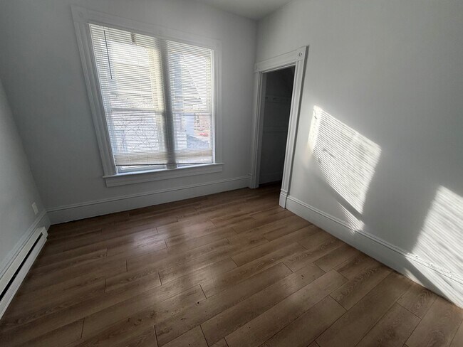 Building Photo - 1137-4 Walnut-