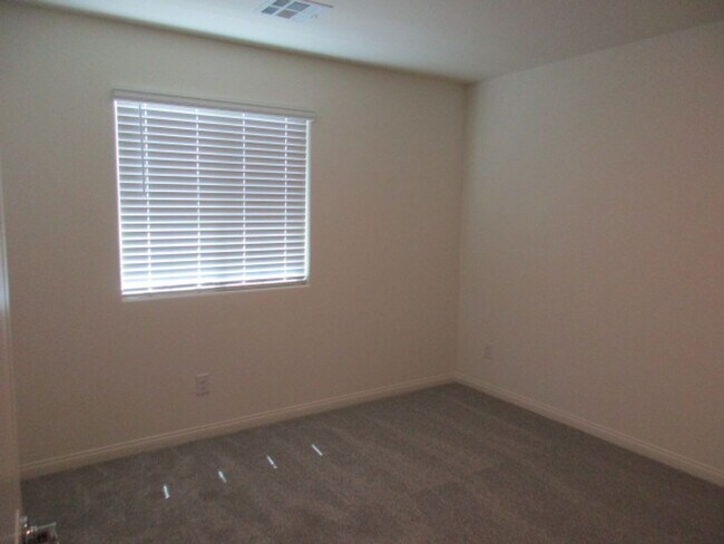 Building Photo - 420 Canary Song Dr