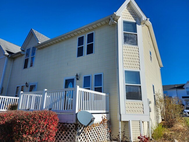Building Photo - For Rent: Harrisonburg 3 BR, 2.5 Bath Townhouse