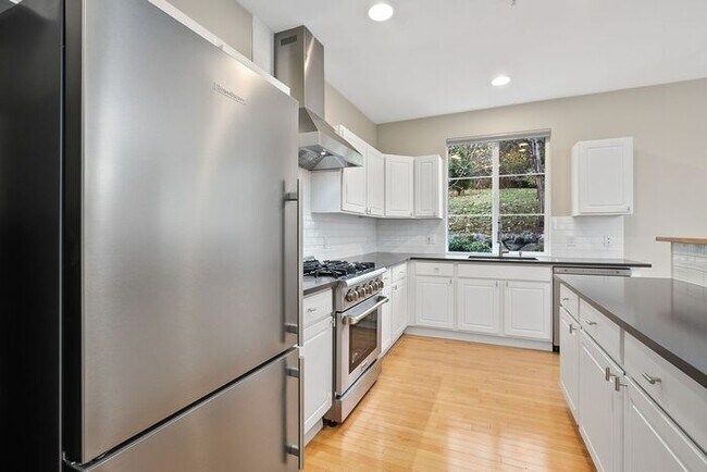 Building Photo - AIR CONDITIONED Townhome in Beautiful Summ...