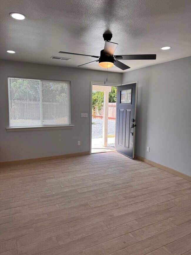 Building Photo - Newly Remodeled 2 Bedroom, 2 Bath Back House