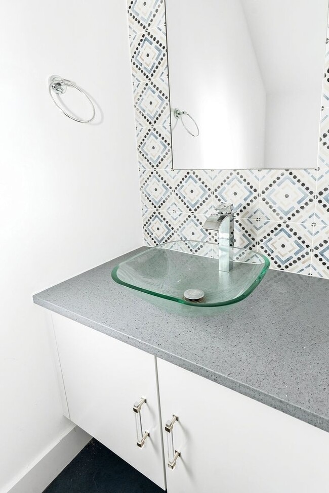 Building Photo - 935 E 51st St