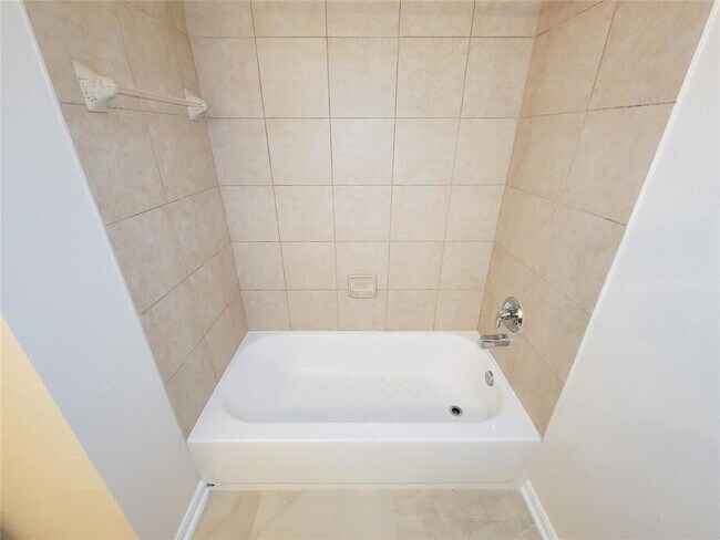 Building Photo - 1610 Pointe Leone
