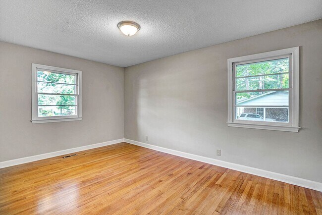 Building Photo - AVAILABLE NOW!! 4 bedroom Brick Ranch Styl...