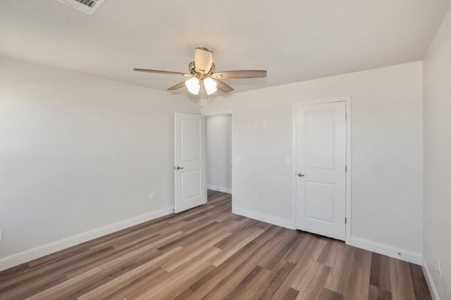 Building Photo - 7625 Woodford Ave